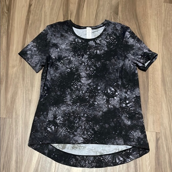 NWOT Lululemon Athletica Black and Gray Graphic High Low T-Shirt - Picture 1 of 5